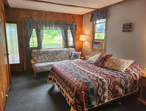 2 Bed /2 bath cabin w/ Lake George access