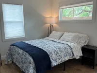 Charming 2-bedroom bungalow, near fabulous wineries, 25 mins from Marble Falls Hotels in Buchanan Dam