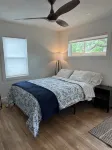 Charming 2-bedroom bungalow, near fabulous wineries, 25 mins from Marble Falls