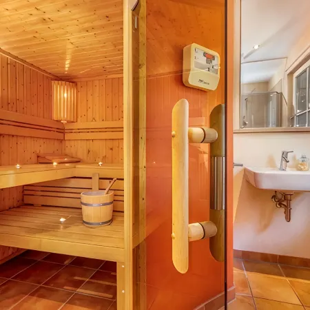 Charm & flair under thatch directly by the sea | Family-friendly