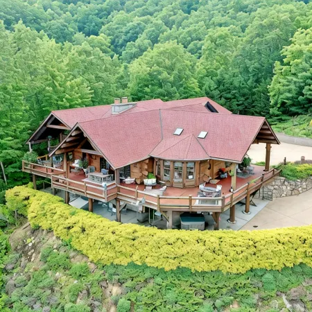 TN Mountain Lodge: sleeps 22+ lake, hikes, hot tub, Sauna