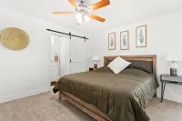 Stunning Gilbert Home w/ Heated Pool and Hot Tub - 露台