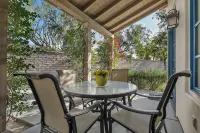 Single story Luxurious 1 BR 1 BA Kitchen Living Resort Pools Gym - 4-Star