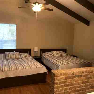 Very comfortable house (1900 sqft), near airport, 281 and 1604. 4b/2ba 8 guests Rooms