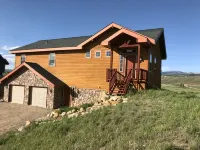 Your home away from home with private hot tub, game room, and majestic views - 3 stjerner