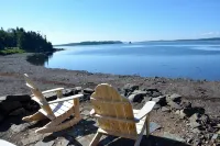 Sea-Breeze Cottage perched on the edge of the bay. - Wifi