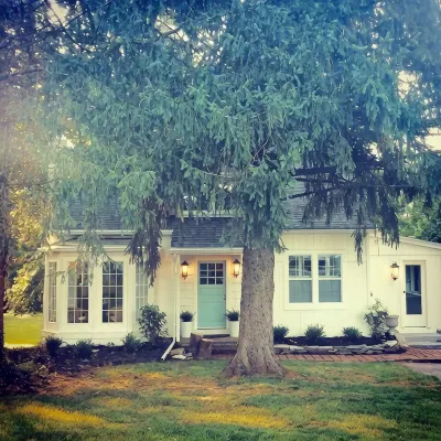 The Sycamore Cottage located in the Amish Country. Minutes to local attractions - Homestays