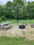 Spacious 1 Bedroom Apt w/King Bed Full Kitchen & Bathroom