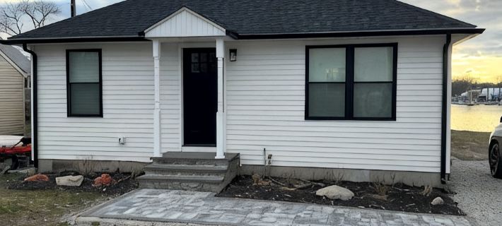 Waterfront cottage on Warwick Cove. Hotels in Warwick