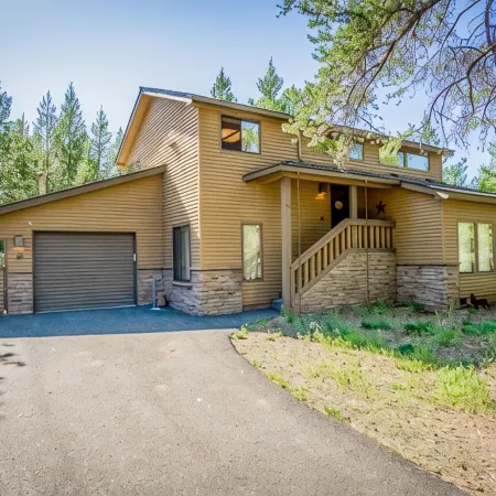 Cozy Sunriver Home w/ AC, Fireplace, HotTub, 8 SHARC Passes, Outdoor Heaven