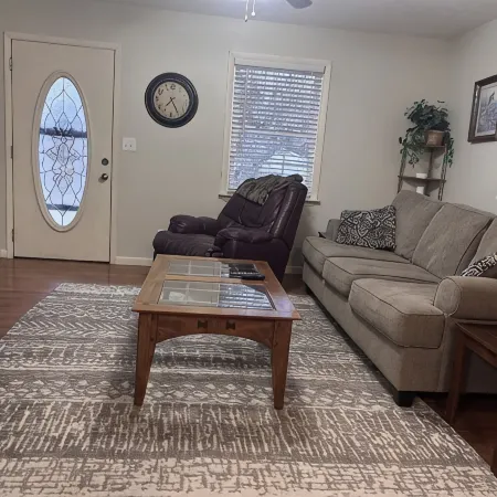 Charming 3-bedroom house in Mountain City beautiful big coy pond in backyard