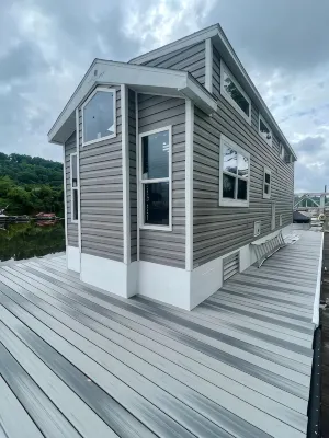Near Pittsburgh on Beaver River Waterfront -- Glamping in Cozy Floating Cottage - Pools