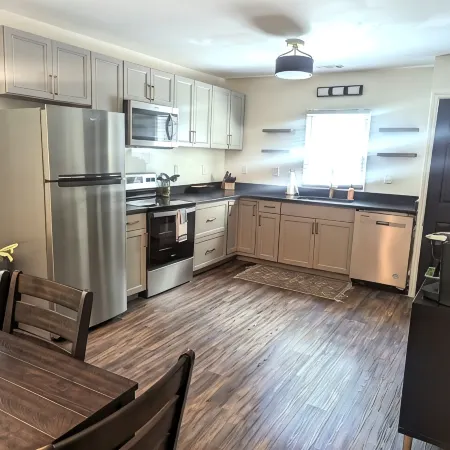 Adorable cottage, completely renovated, pet friendly