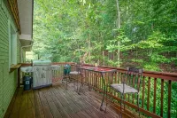Secluded Cove Lake House - Hot Tub & Boat Dock! فنادق في 