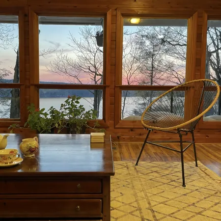 Mid-Century modern Lakeview Stay