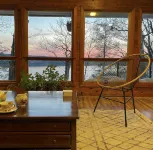 Mid-Century modern Lakeview Stay - Wi-Fi