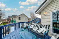 Front Porch & Balcony overlooking Park/Lake Erie! Cedar Point, Fishing & Beach! - Wifi