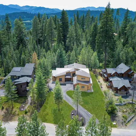 Luxury, Private Suncadia NEW Build, 4 KING SUITES, Bunk Room, Hot tub, Game Room