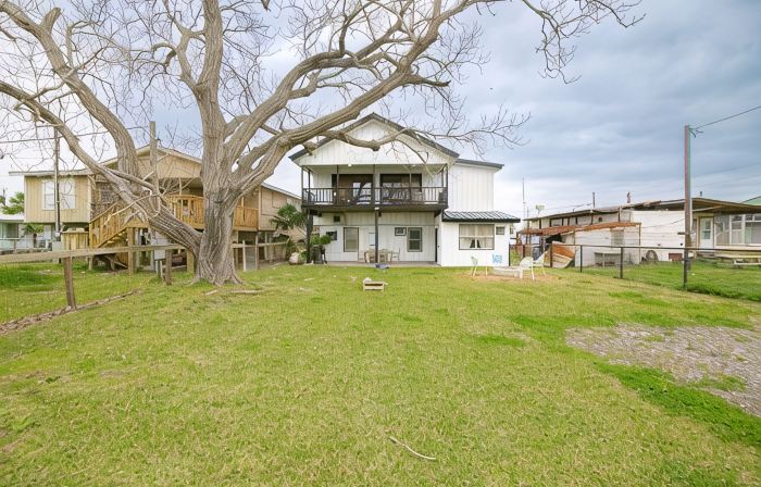 Spacious Vacation Home: Sleeps 16, 1/2 mi to Beach & Boat Ramp - Family Friendly