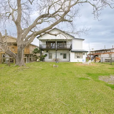 Spacious Vacation Home: Sleeps 16, 1/2 mi to Beach & Boat Ramp - Family Friendly