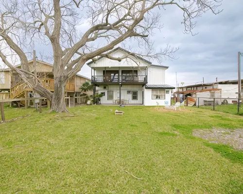 Spacious Vacation Home: Sleeps 16, 1/2 mi to Beach & Boat Ramp - Family Friendly Hotels in Port O'Connor