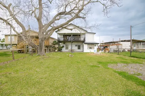 Spacious Vacation Home: Sleeps 16, 1/2 mi to Beach & Boat Ramp - Family Friendly
