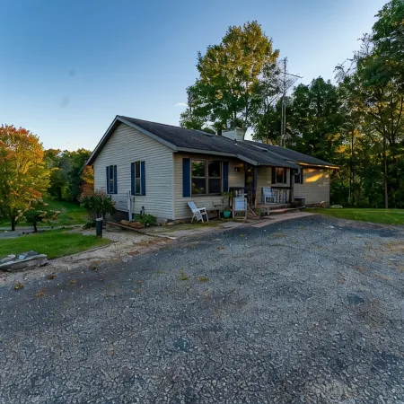 Driftless Area Country House: large deck, spring fed creek, Amish area