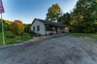 Driftless Area Country House: large deck, spring fed creek, Amish area