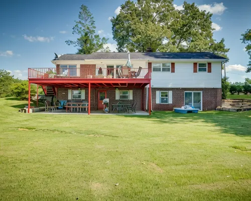 Gordon's Grandview Lakehouse beautiful year round in every season. Hotels in Roane County