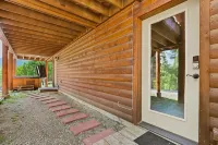 Lovely 3BR Near Town w/ Hot Tub, Stunning Views!