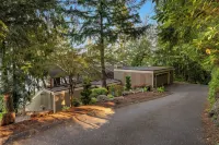 Lake front Glass house with Private Dock/Lake access/Kayak/Paddle board