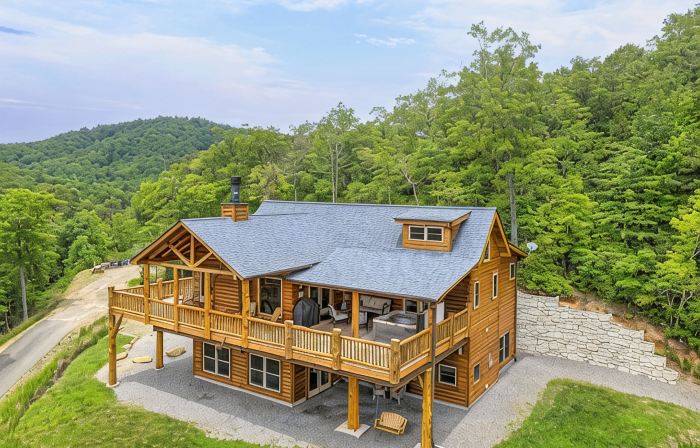 TIMBER RIDGE / LONG RANGE MOUNTAIN VIEWS / HOT TUB  / GAME ROOM / PET FRIENDLY