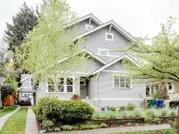 Backyard Cottage Close to Stadium, Walk to Restaurants and Close to Beach Hotels near West Seattle