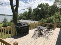 4 Bdrm 4 Bath Lake front Lake Sinissippi home - Homestays