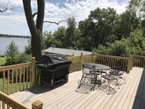 4 Bdrm 4 Bath Lake front Lake Sinissippi home