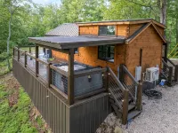 The Mighty Acorn, Bungalow is a delightful cozy tiny home in the woods. メニフィーのホテル