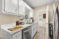 Modern 3 King Beds + Rocking Chair Front Porch & Back Patio. Near Downtown! - Homestays