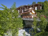 Les Bains Hotels near Troika