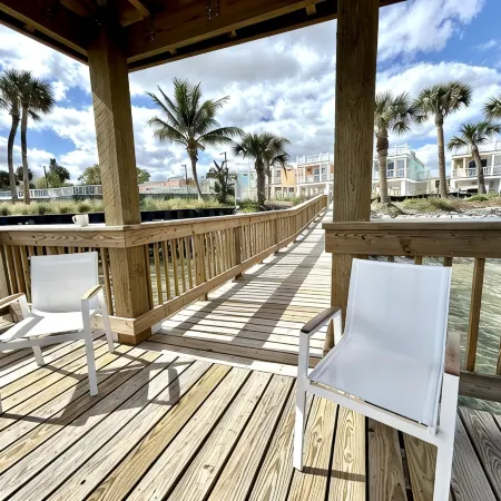 Minutes to the Beach! Waterfront House, BBQ Grill -Rooftop Deck / River View.