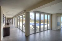 Beautiful 7.7 acre estate with a huge home and stunning views of the Caribbean - piscina