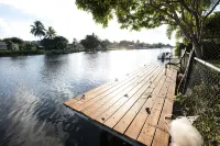 Fun Fishing & Kayaking-Private Home on Canal-Relaxing W/Pool & Spa-WiFi-Near All - 프라이빗 풀