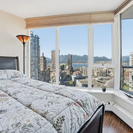Luxury Downtown Ocean+Mountain views A/C Comfort Pool / hot tub/ sauna/ gym