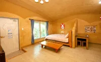 Seosan Grimnarae Pension - مسبح