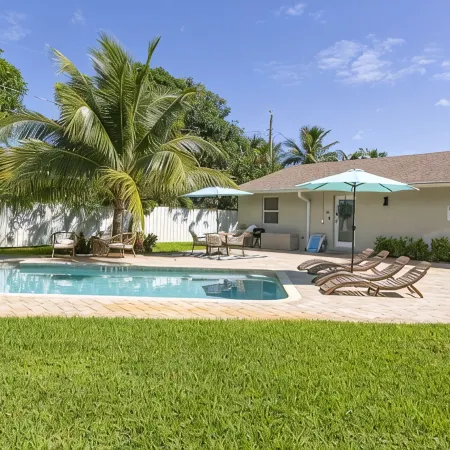 Downtown Pool Home| Mins to Beach | Cabana service