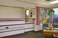 Travelodge by Wyndham Ridgeway Martinsville Area - parking