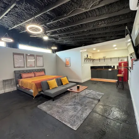Central Pensacola Studio, Groovy & Spacious