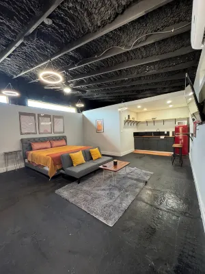 Central Pensacola Studio, Groovy & Spacious
