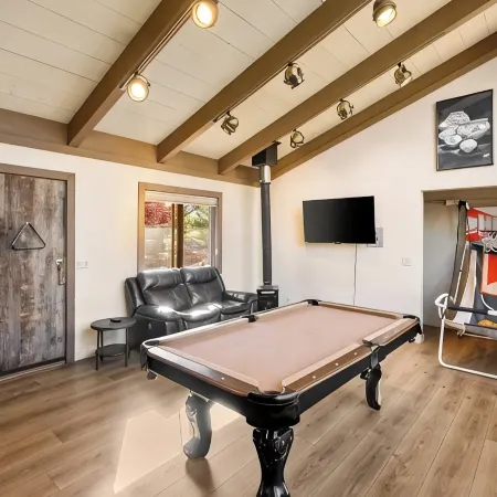 Grand Chapel Estate - Pool, Pickleball & Stunning Red Rock Views