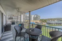 Lake of the Ozarks Premier lakefront 3-bedroom condo. Fishing, Swimming,boating. - Homestays