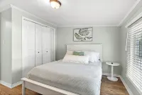 Charming 3-bedroom house with AC, WiFi, Fire Pit, Grill, 5 minute walk to beach! - Bungalows
